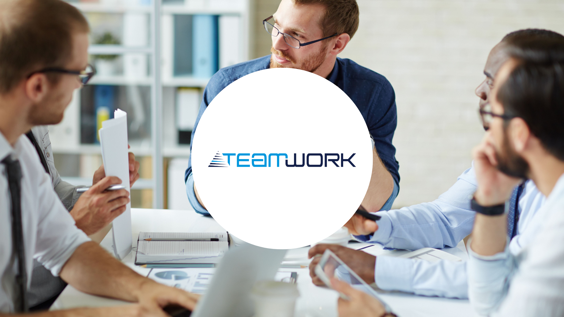 Logo TeamWork sur un fond de 4 personnes discutant en réunion