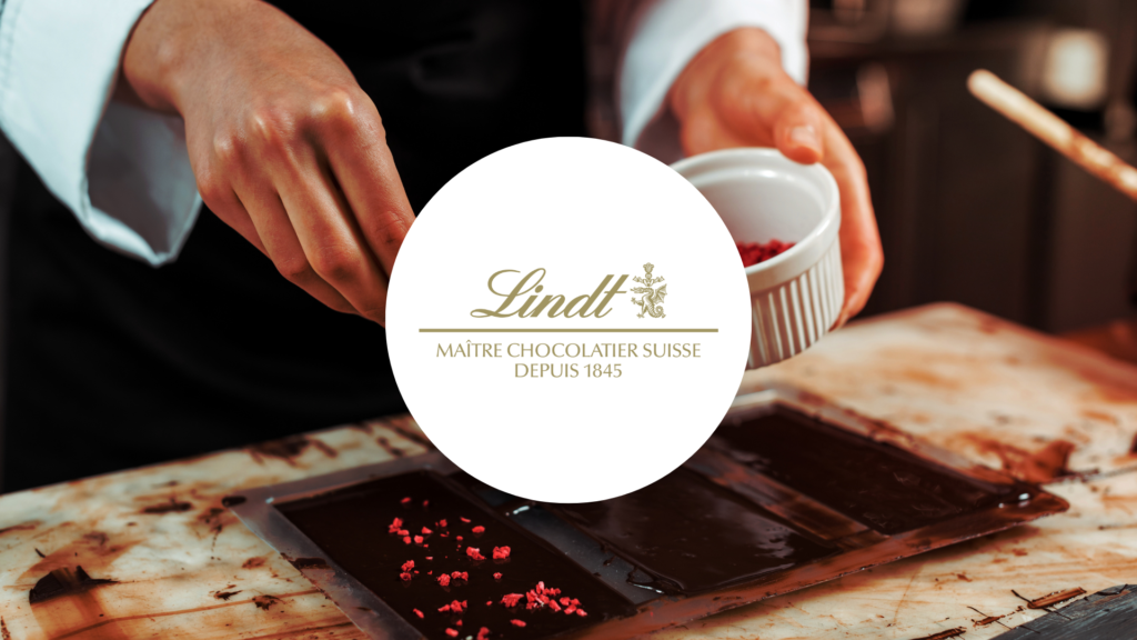 Personne confectionnant du chocolat avec le logo Lindt
