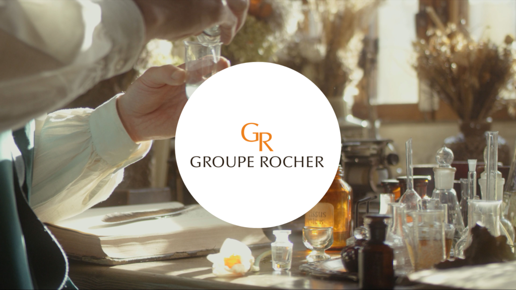 Personne fabricant des produits cosmétique avec le logo Groupe Rocher