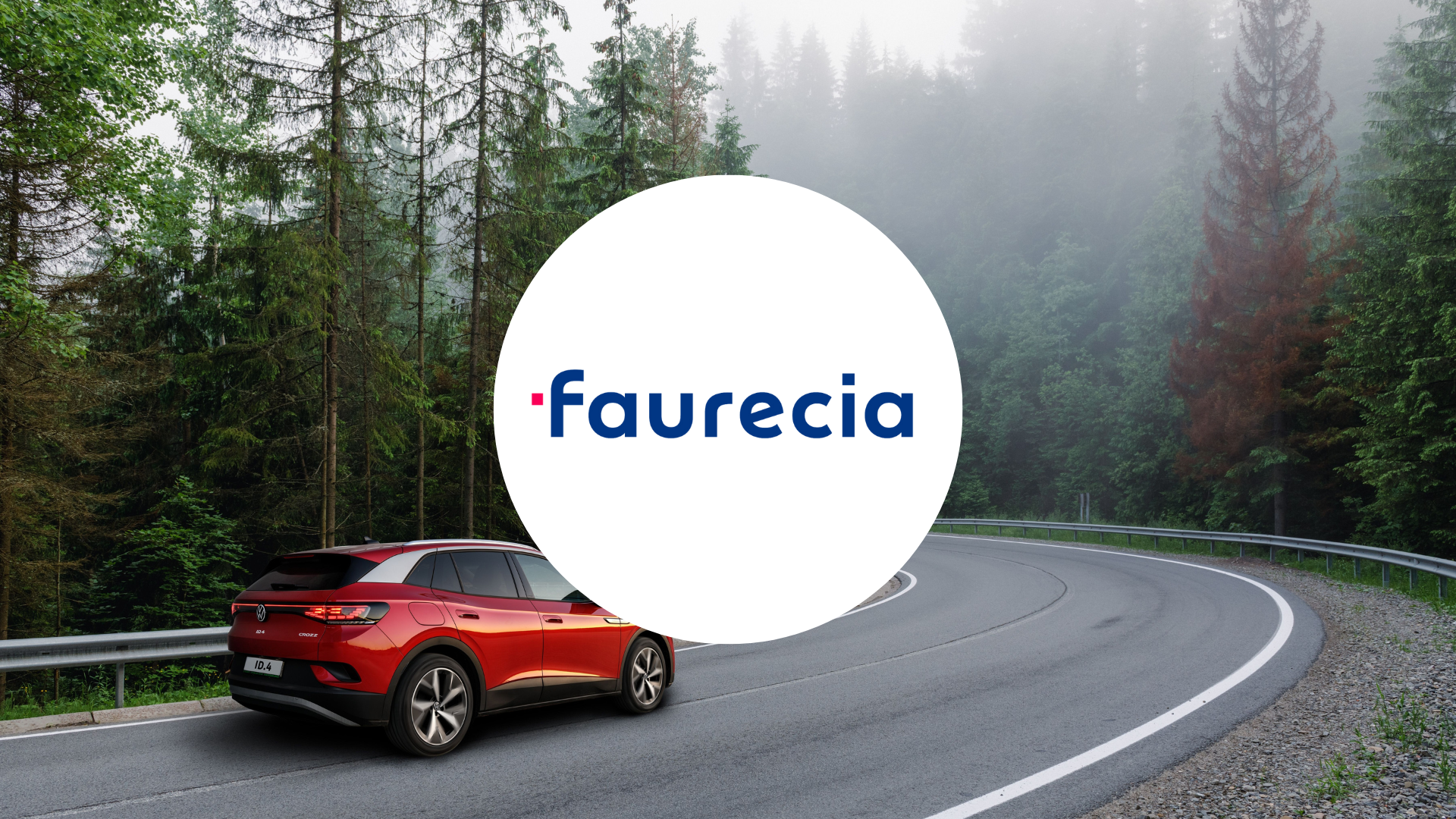 Voiture rouge qui roule sur les routes de montagne avec le logo Faurecia