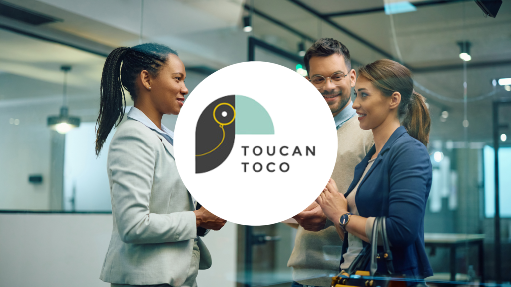 logo Toucan Toco sur un fond de 3 personnes discutant et travaillant dans le domaine de l'IT