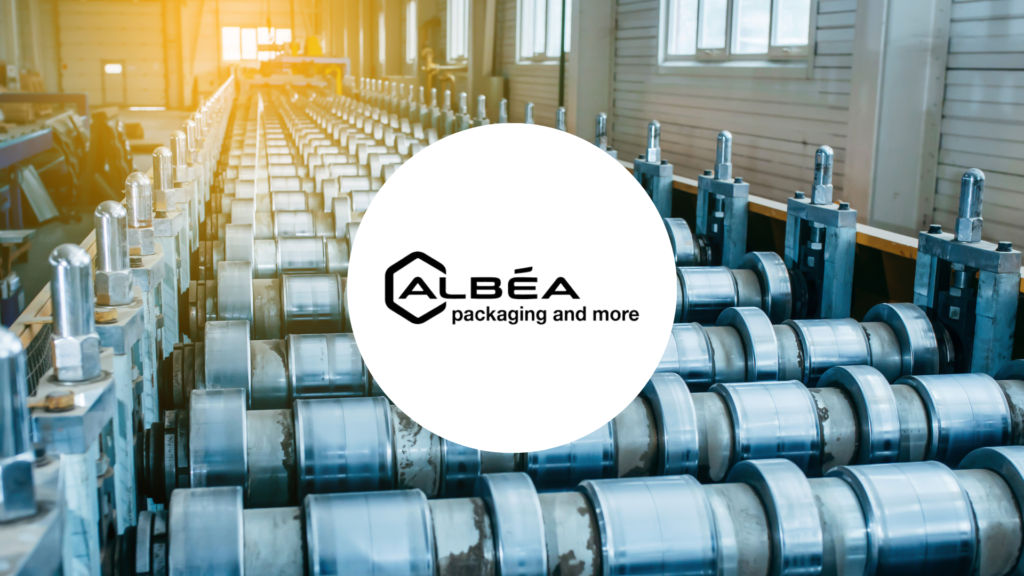 Logo Albea sur une fond d'usine d'industrie manufacturiere