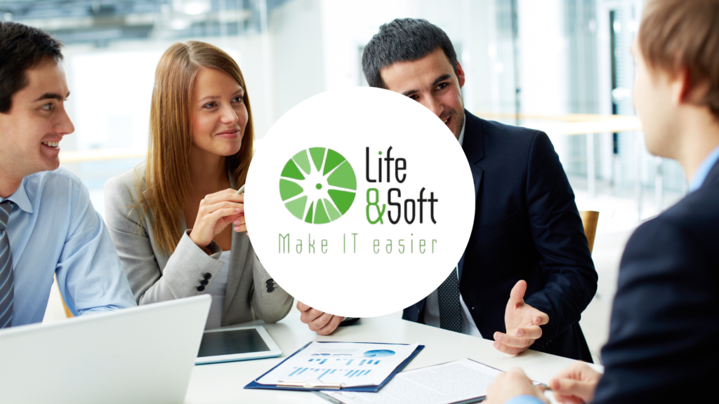 Logo Life & Soft sur un fond d'une photo de 4 personnes en réunion