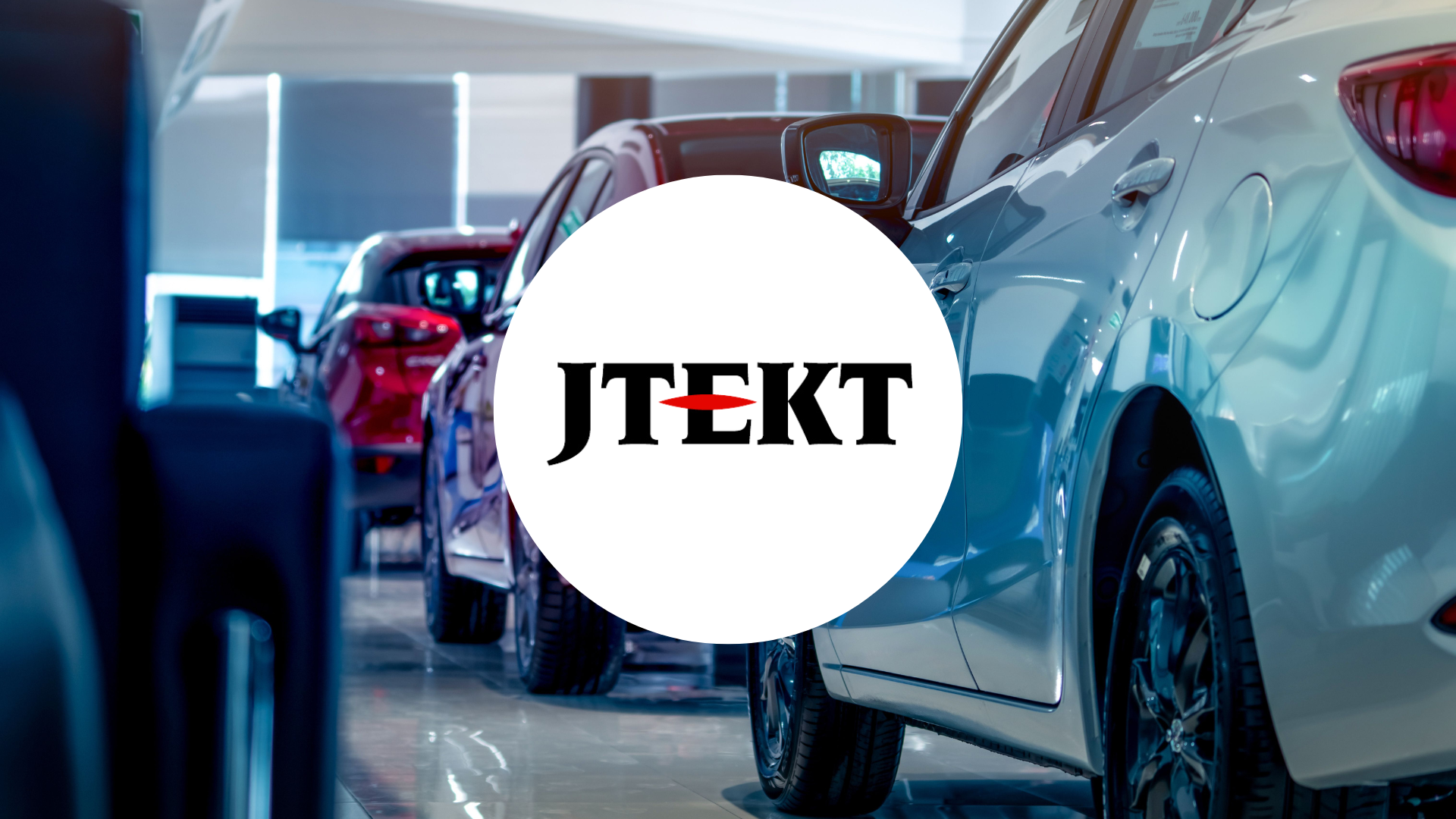 Voitures rouge et bleu garées en ligne avec le logo JTEKT