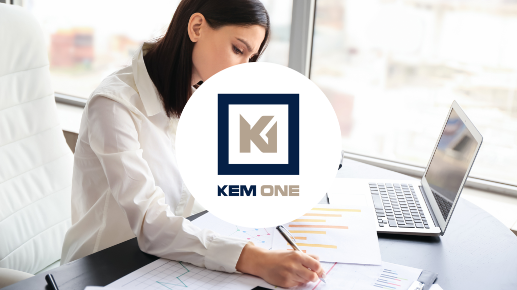 logo de l'entreprise Kem One sur un fond d'une travailleuse dans un bureau
