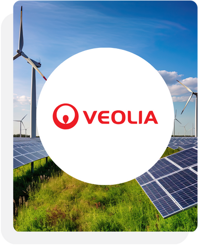 logo Veolia sur un fond de panneaux solaire et éoliennes