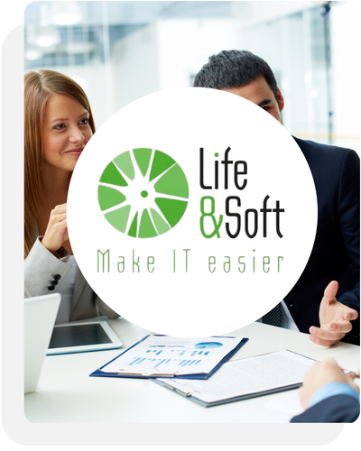 Logo Life & Soft sur un fond d'une photo de 4 personnes en réunion