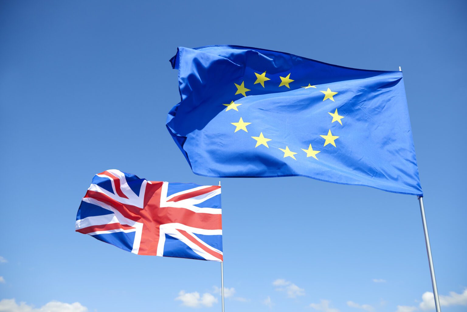 drapeau de la grande bretagne à côté de celui de l'union européenne